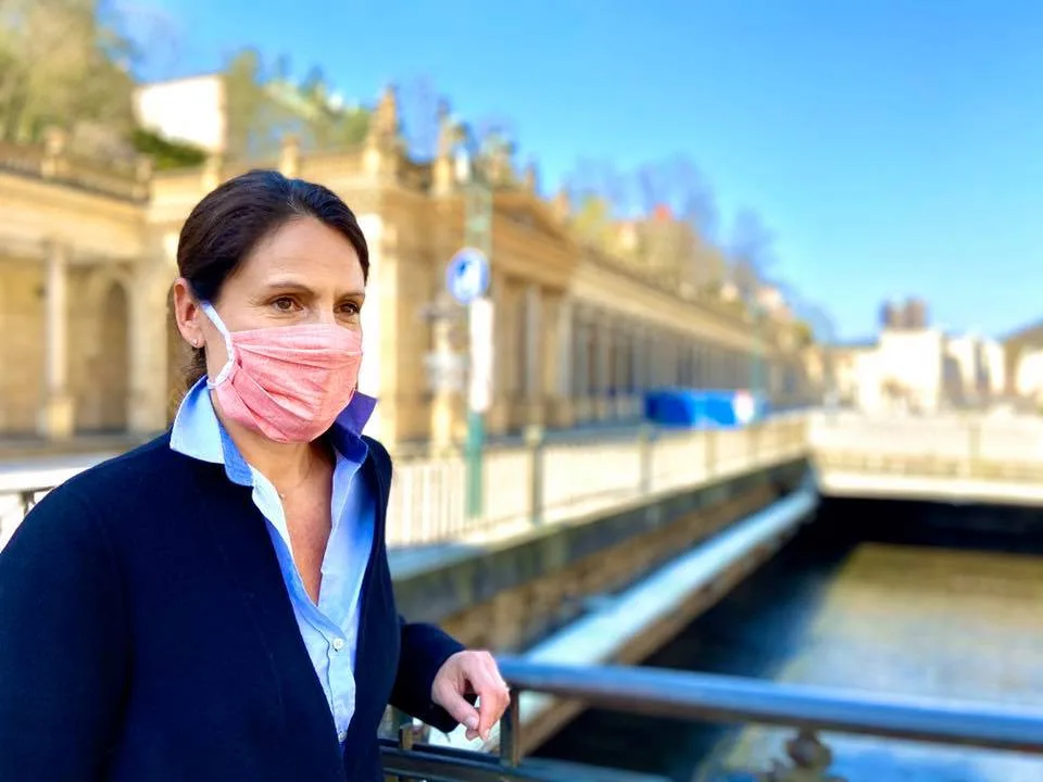 Primátorka Karlových Varů Andrea Pfeffer Ferklová je v domácí preventivní karanténě. Dva její radní jsou nakažení koronavirem.