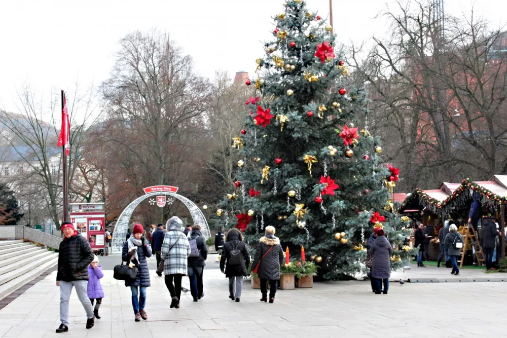 Vánoční výzdobu Karlovy Vary dostanou, slavností rozsvícení stromu nebude