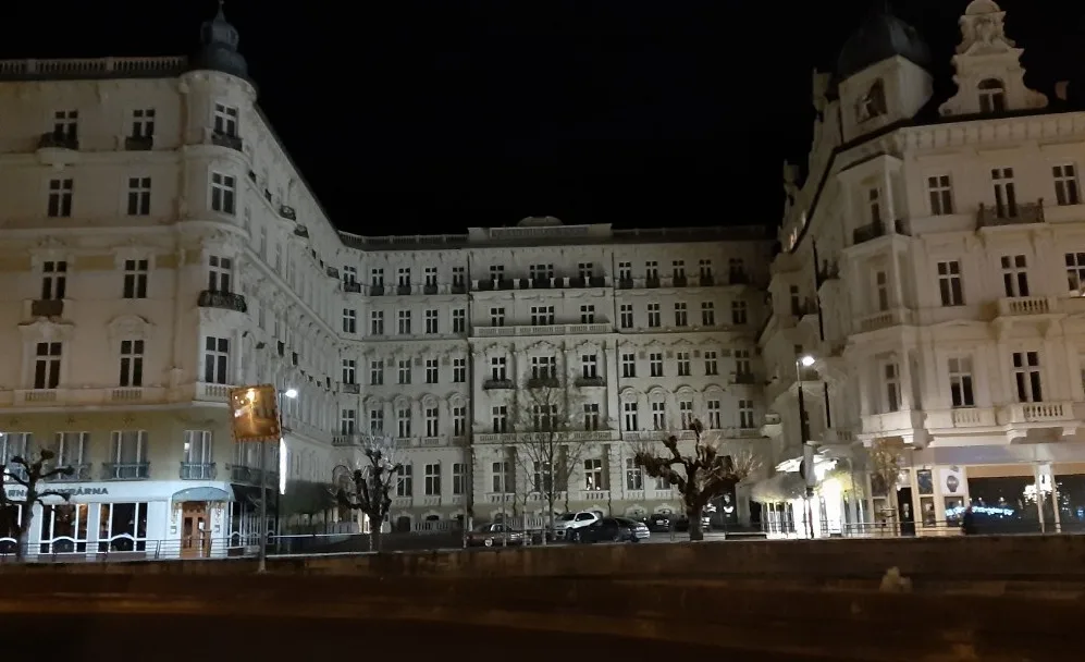 Jedním z uzavřených karlovarských hotelů je i Pupp.