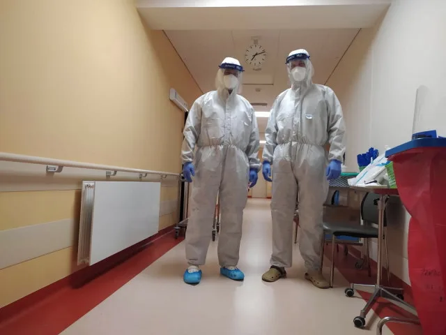 Karlovarští policisté pomáhají v krajské nemocnici