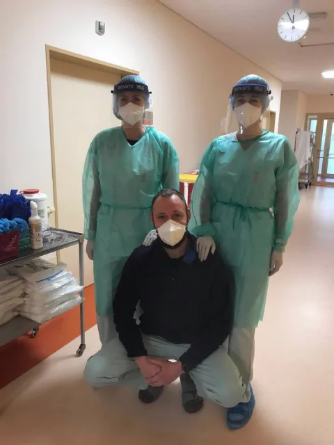 Karlovarští policisté pomáhají v krajské nemocnici