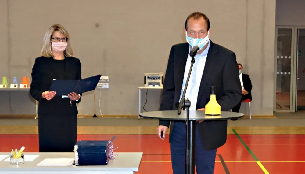 Pravděpodobně budoucí hejtman Karlovarského kraje, Petr Kulhánek, při skládání slibu krajského zastupitele