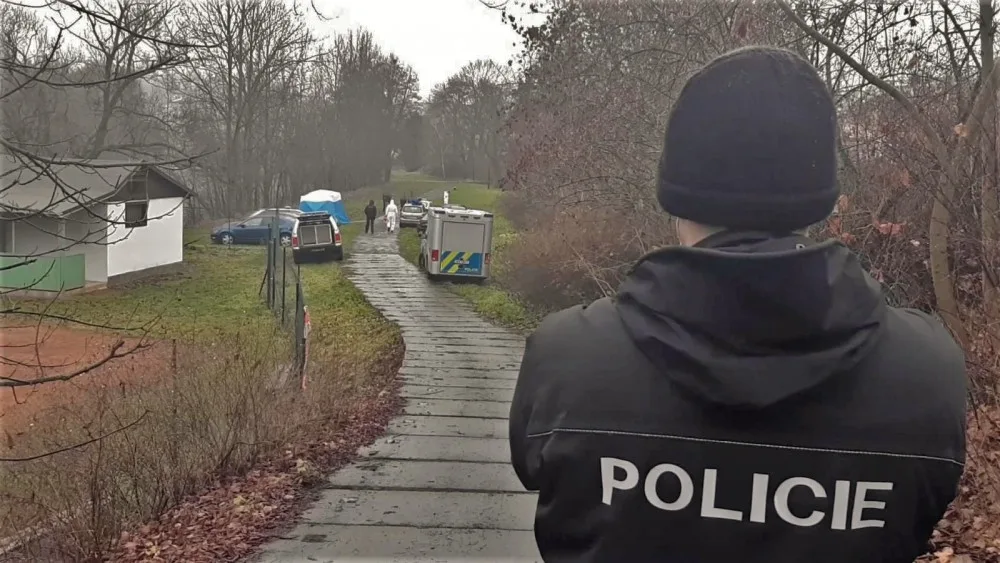 Kolemjdoucí našla u řeky v Karlových Varech mrtvého novorozence