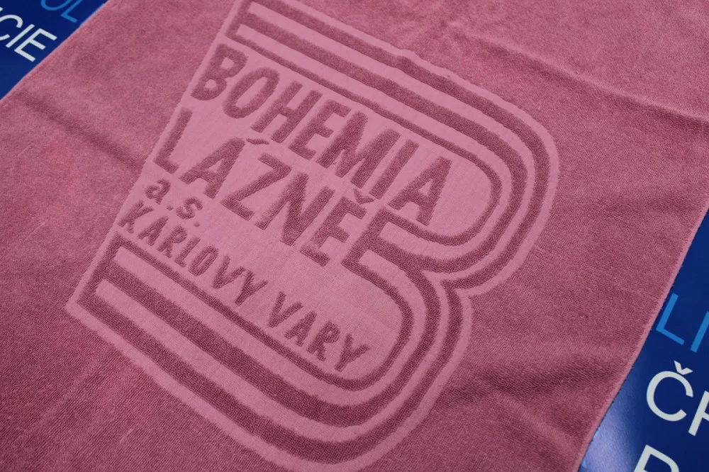 Mrtvé novorozeně u řeky bylo zabalené do hotelového ručníku