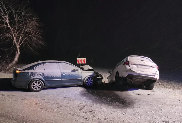 Mladík nezvládl jízdu po zasněžené silnici a srazil se s protijedoucím vozem