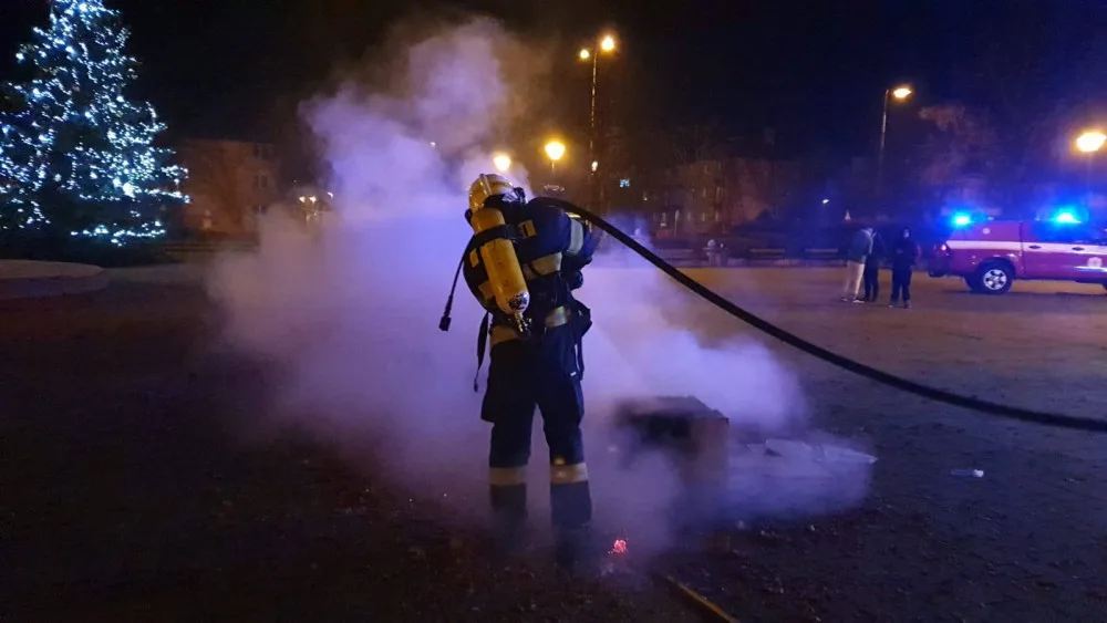 Neodpalujte zábavní pyrotechniku z oken nebo balkonů, varují hasiči