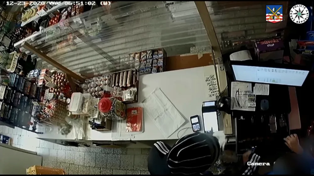 VIDEO: Dej mi peníze, nebo tě zabiju! Muž s nožem v ruce přepadl večerku