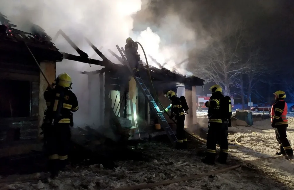 FOTO: Hasiče zaměstnal požár zemědělské usedlosti