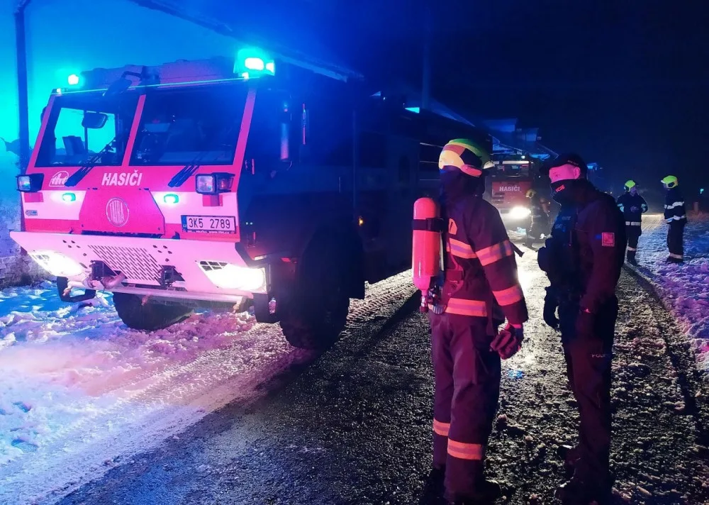FOTO: Hasiče zaměstnal požár zemědělské usedlosti