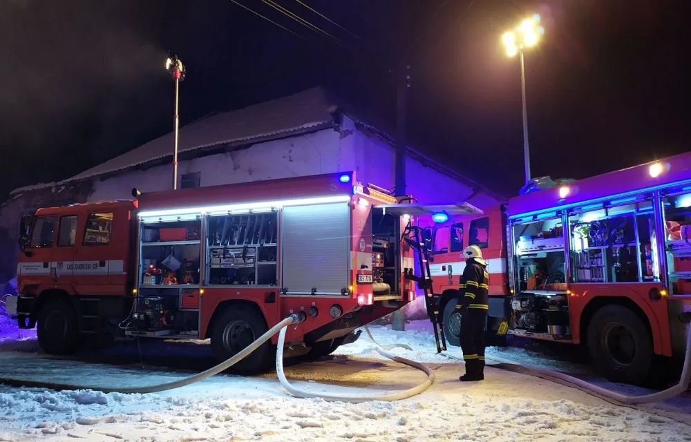 FOTO: Hasiče zaměstnal požár zemědělské usedlosti