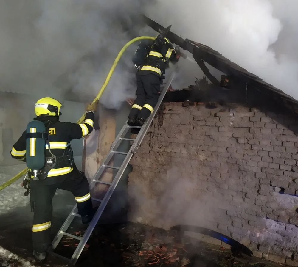 FOTO: Hasiče zaměstnal požár zemědělské usedlosti