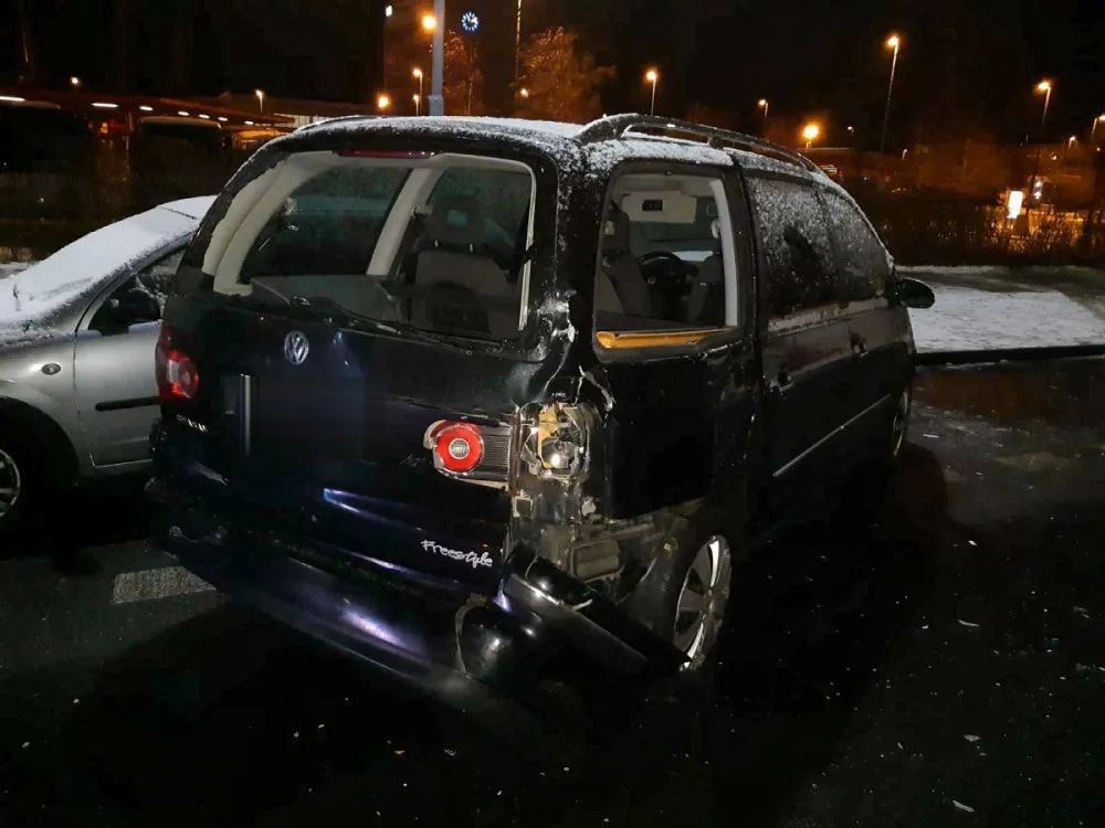 Sedmdesátiletý řidič autobusu poškodil 11 zaparkovaných aut