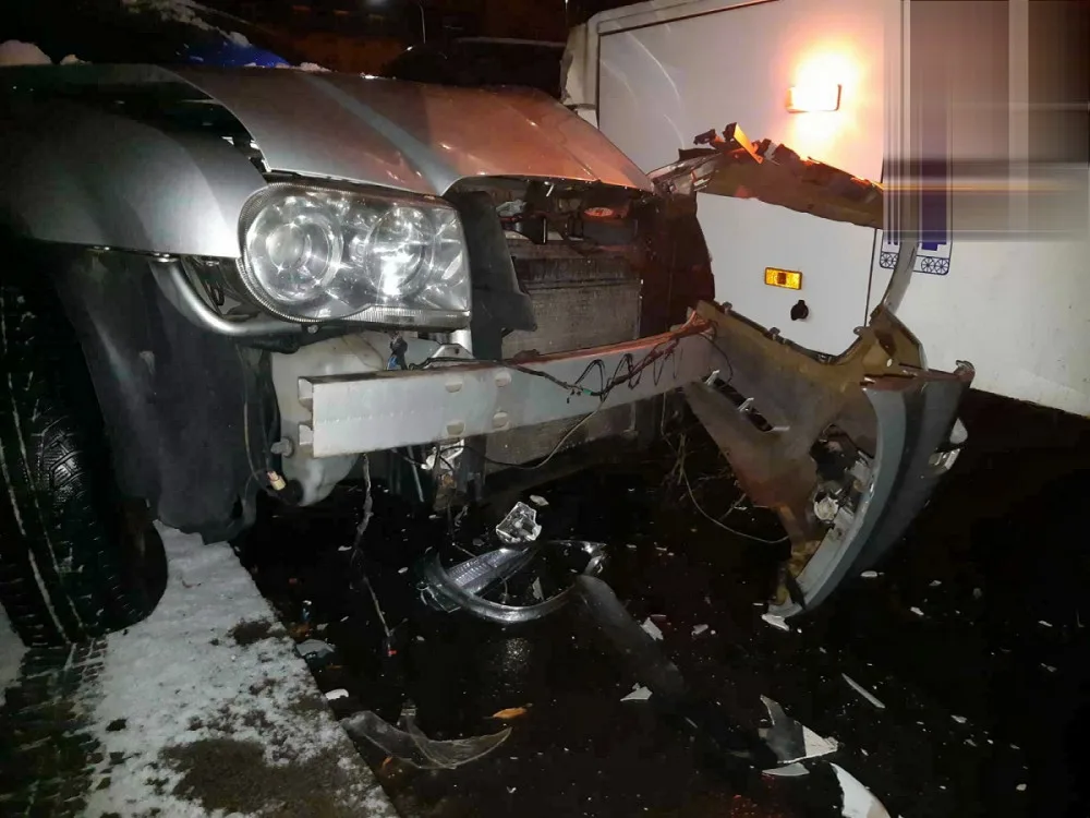 Sedmdesátiletý řidič autobusu poškodil 11 zaparkovaných aut