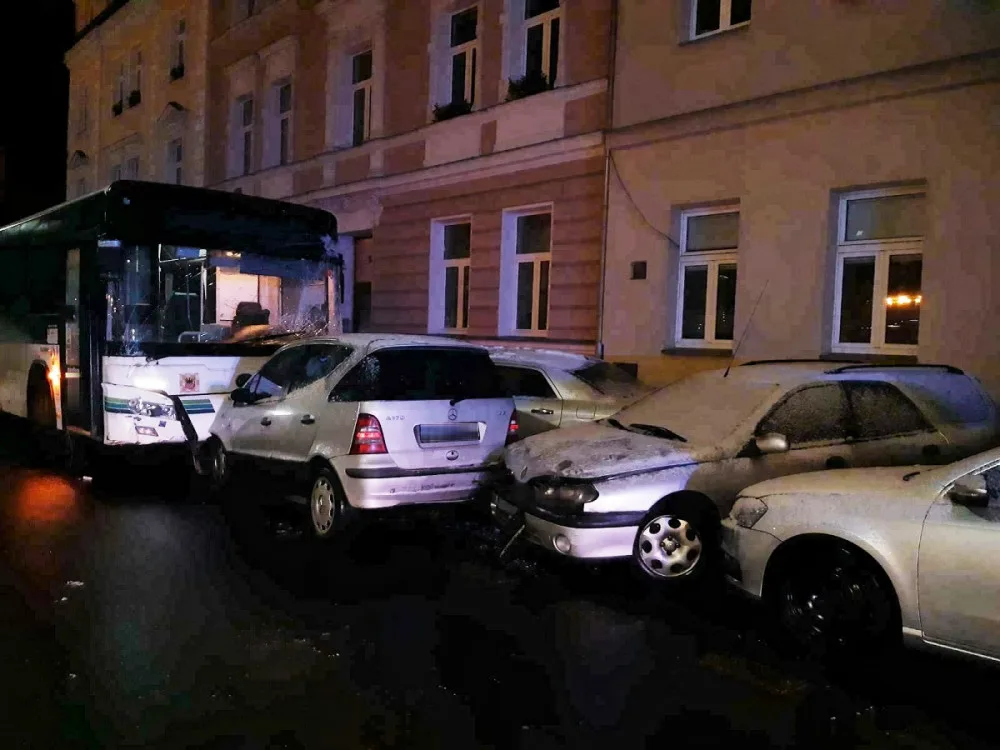 Sedmdesátiletý řidič autobusu poškodil 11 zaparkovaných aut