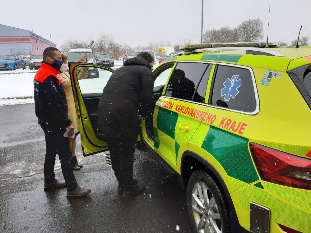 Krajští záchranáři dostali tři nové vozy, dva speciály pro mimořádné účely a malou sanitku