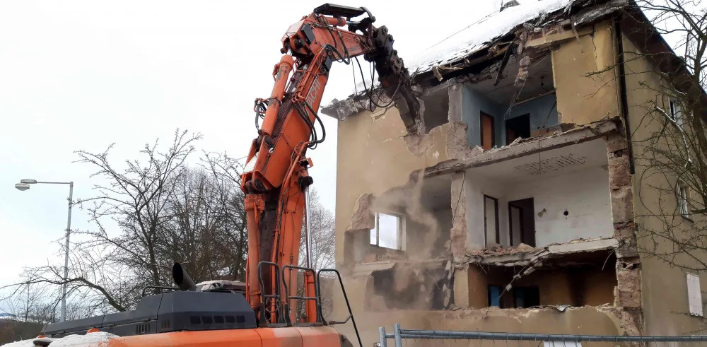 V Sokolově začala demolice vybydlených domů, nahradí je parkoviště