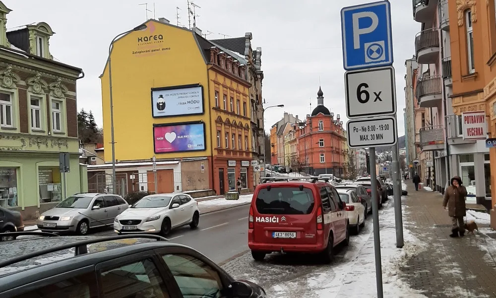Situaci na Sokolovské ulici nepomohlo vyřešit ani vyhrazení několika parkovacích míst pro krátkodobé stání.