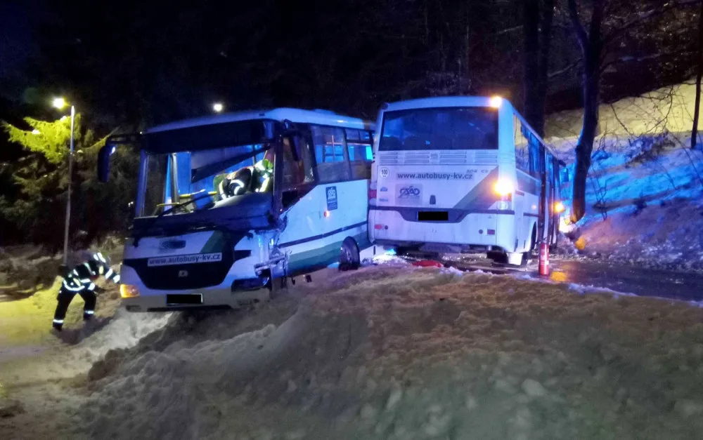 Dva linkové autobusy se srazily na namrzlé vozovce, jeden z řidičů je zraněný
