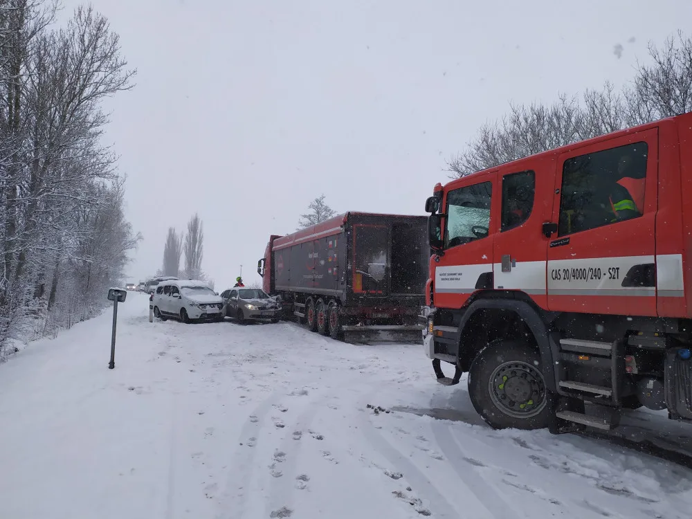 Silnice v Karlových Varech od Doubského mostu směrem na Jenišovv