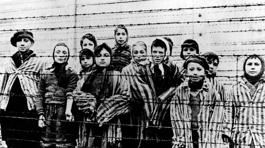 Svět si připomíná 76 let od osvobození Osvětimi, ze vzpomínek pamětníků dodnes mrazí