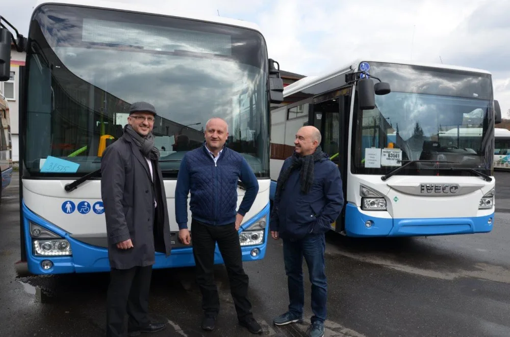 Náměstek karlovarské primátorky Tomáš Trtek (vlevo) při přejímce nových autobusů.