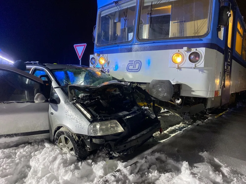Vlak smetl auto na přejezdu, zaklíněného řidiče museli vyprostit hasiči