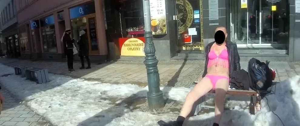 Známý potížista se na lavičce opaloval v dámských plavkách