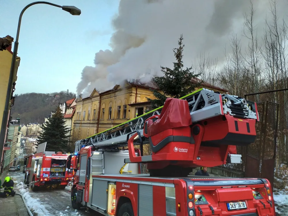 V Karlových Varech hoří budova bývalé tělocvičny