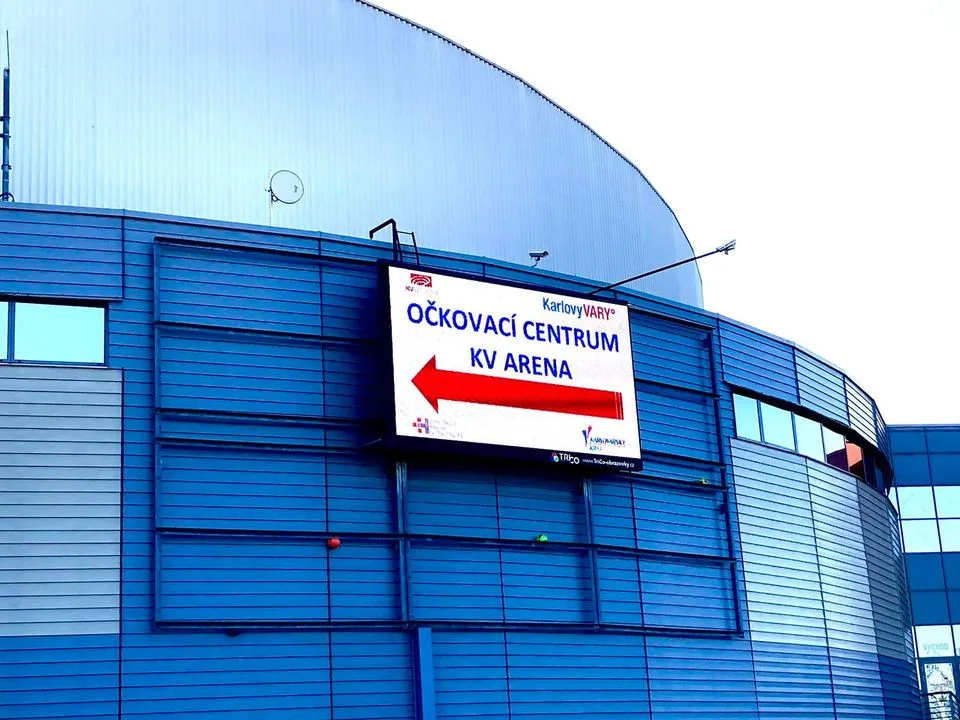 Očkování proti covid-19 se přesunuje do multifunkční haly, otvírá se první velkokapacitní centrum