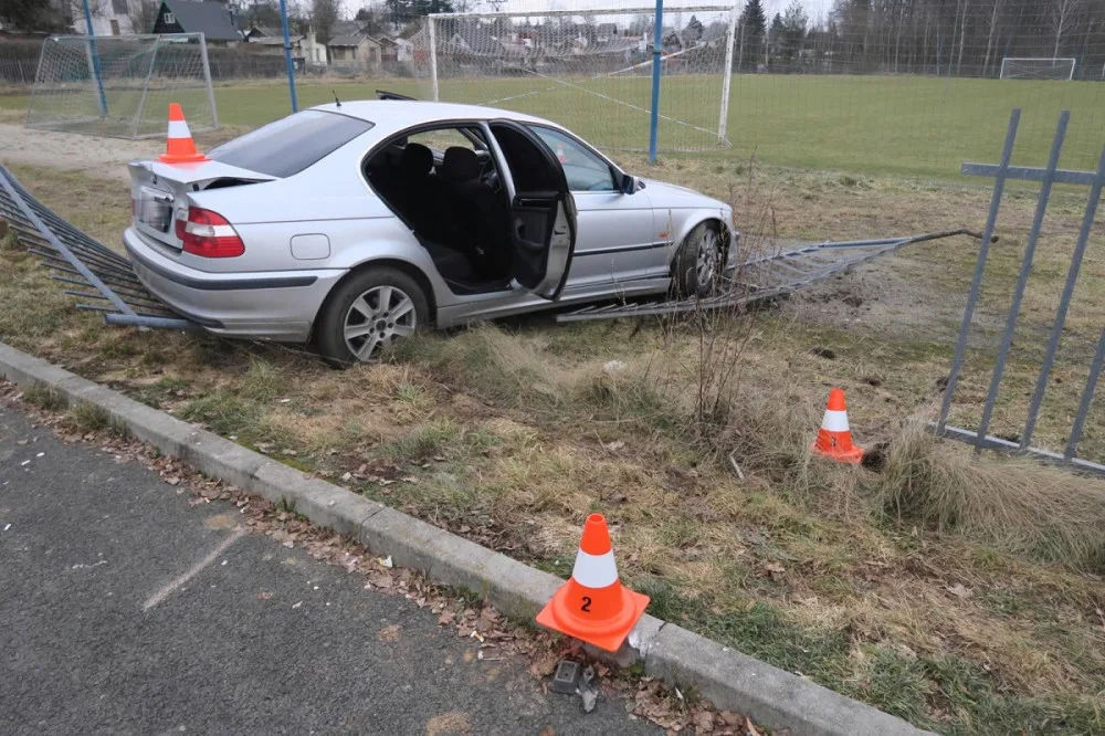 Opilý řidič se v bavoráku se snažil o driftování, nakonec havaroval