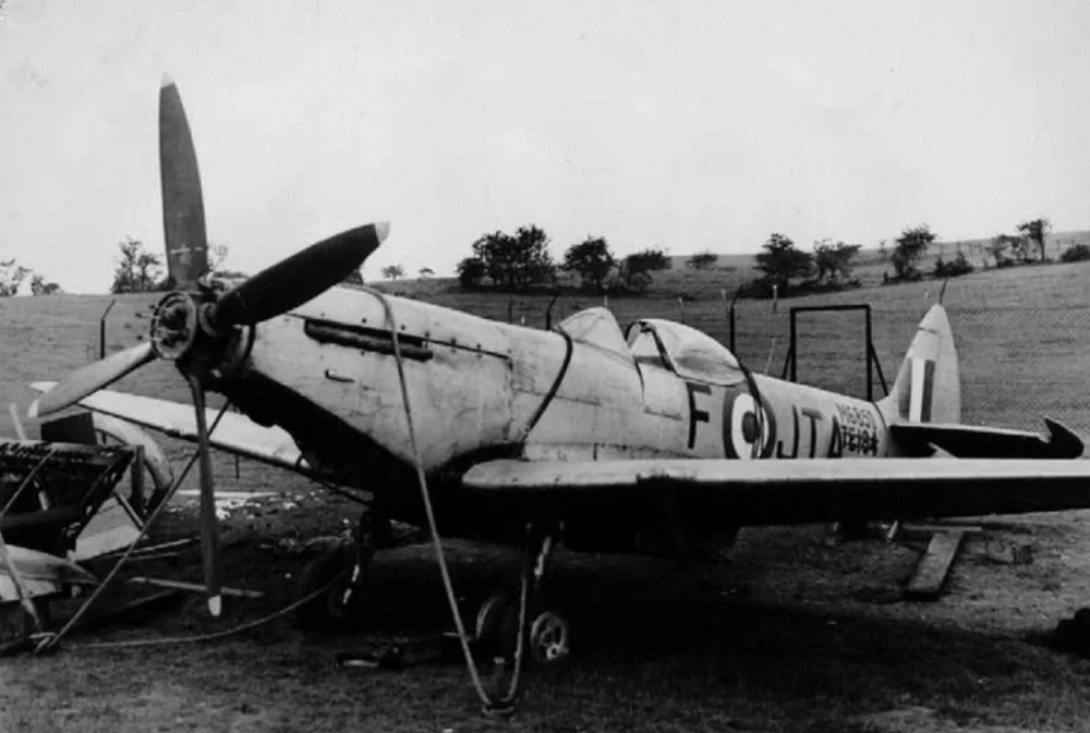 30. ledna 1951 musel pilot se strojem nouzově  přistát bez podvozku, poškození byla natolik velká, že na téměř 40 let zmizel stroj z nebe