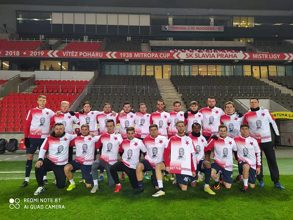 Karlovarský tým nastoupil k utkání v dresech s fotografií nedávno zesnulého předsedy Zdeňka Havla.
