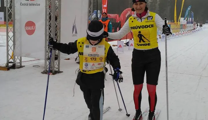 Třetina startovného na Virtuální ČEZ SkiTour vybaví díky Hervisu na zimu nevidomé účastníky