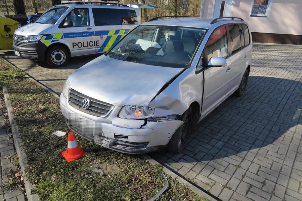 Řidička si spletla jedničku se zpátečkou i brzdu s plynem, v cestě ji bohužel stál dům