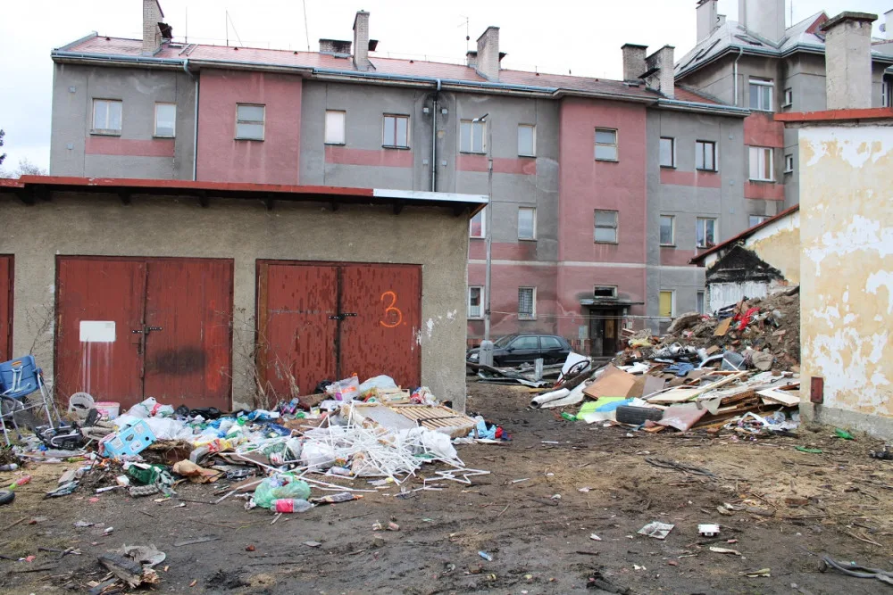 Lidé se doslova topili v odpadcích, černá skládka vznikla u domů u bývalého železničního depa