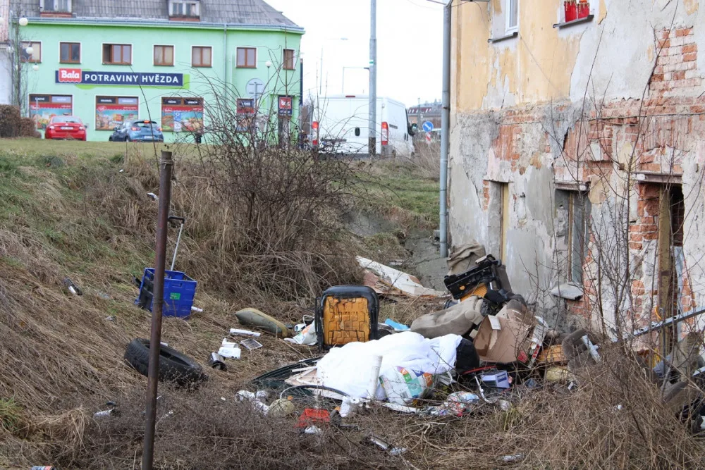 Lidé z problémové lokality se doslova topili v odpadcích, skládka zaplavila i samotné domy
