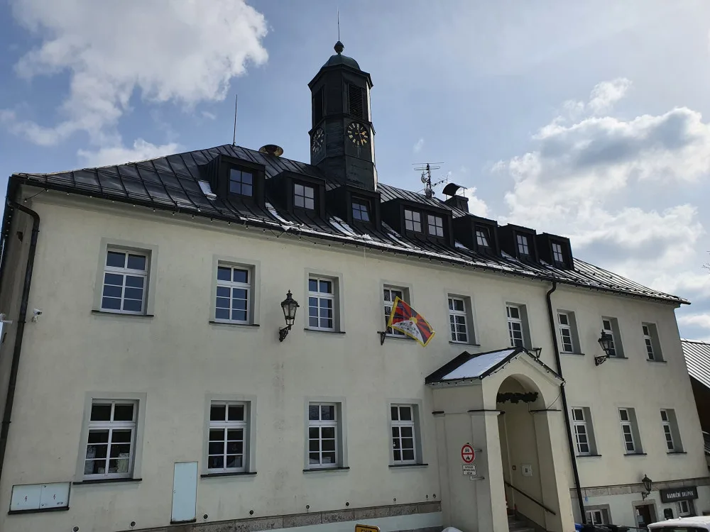 Historicky nejhorší kraj ve všem, se dnes v jedné věci zlepšil, poprvé v historii vyvěsil tibetskou vlajku