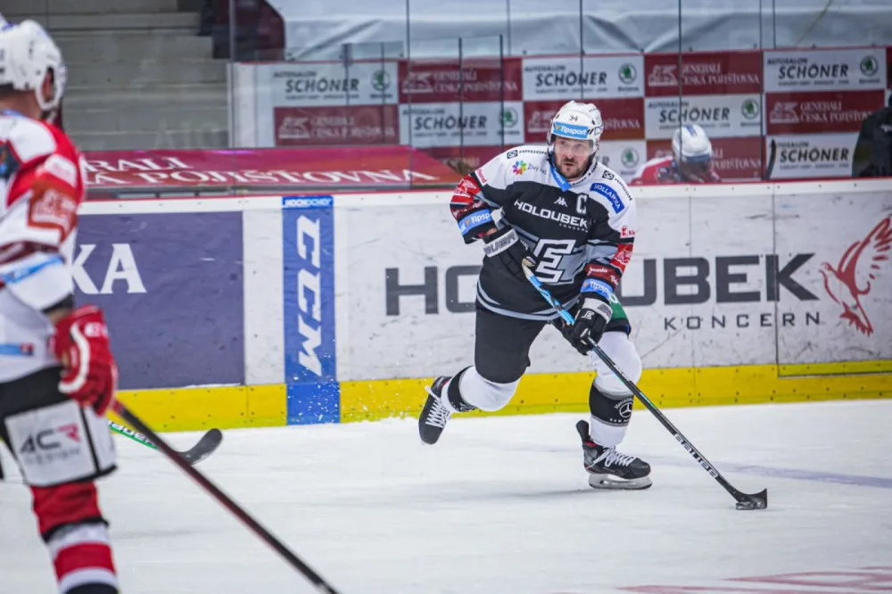 Kapitán Energie Václav Skuhravý dnes odehraje extraligový zápas s číslem 1000.