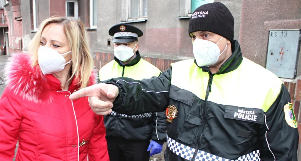 Petr Kubis (vpravo) v uniformě velitele městské policie