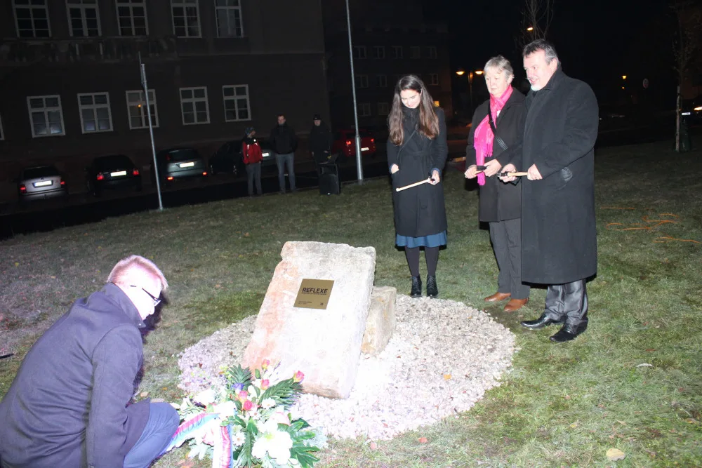Základní kámen pomníku nazvaného Reflexe byl v Ostrově položen před dvěma lety