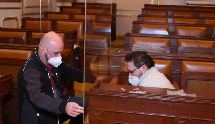 Plexisklo pro Volného a Bojka zaplatí daňoví poplatníci.