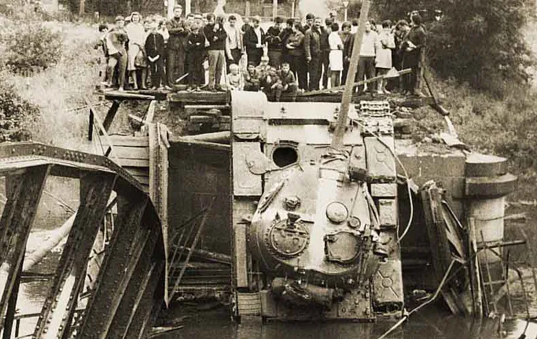Ruský tank spadl z Dvorskho mostu do řeky Ohře