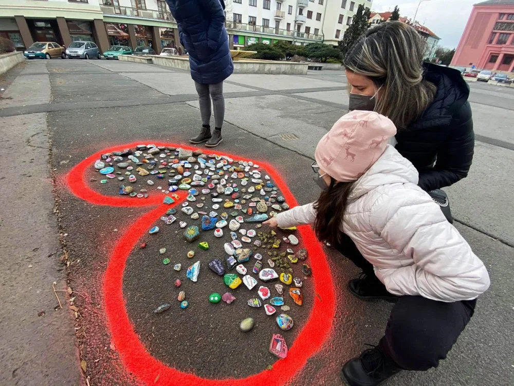 Bude zase dobře, lidé v Sokolově pomalovali kamínky jako poděkování pro zdravotníky