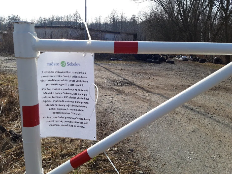Příjezdovou cestu ke garážím přehradila závora, radnice tak chce zamezit vzniku černých skládek