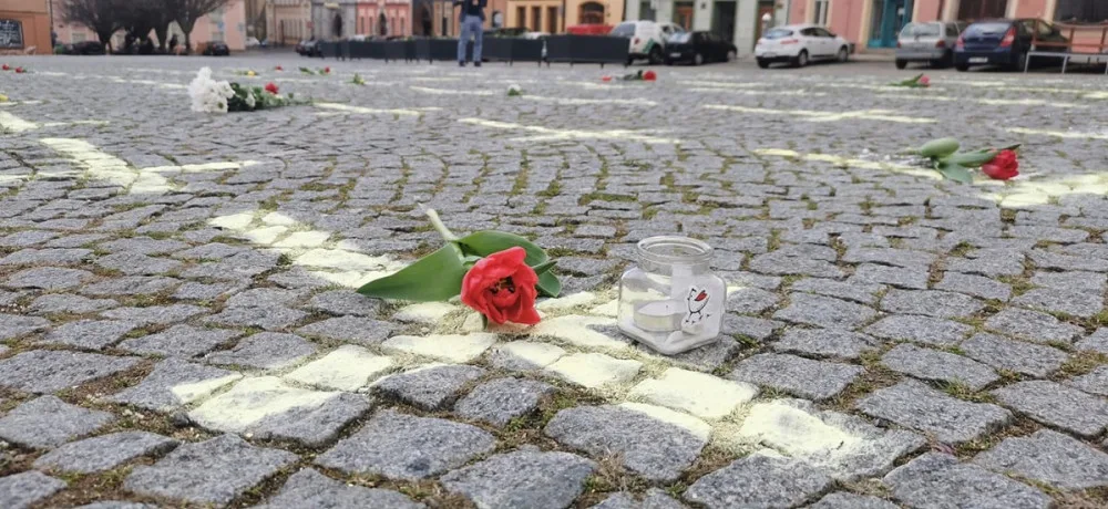 Křížky jako symbol piety i nenávisti, na dobrovolníky z Chebu se snáší vlna nenávistných komentářů