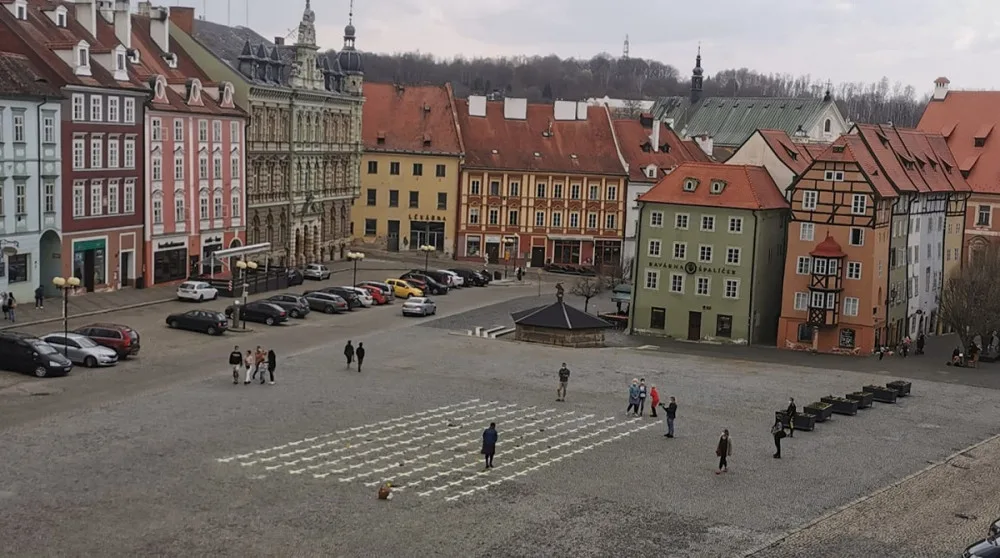 Křížky jako symbol piety i nenávisti, na dobrovolníky z Chebu se snáší vlna nenávistných komentářů