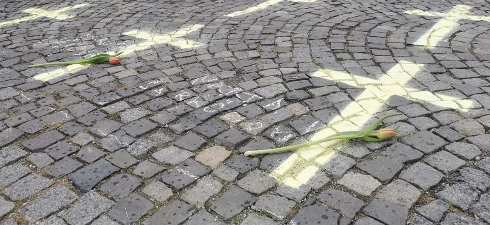 Křížky jako symbol piety i nenávisti, na dobrovolníky z Chebu se snáší vlna nenávistných komentářů
