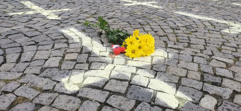 Křížky jako symbol piety i nenávisti, na dobrovolníky z Chebu se snáší vlna nenávistných komentářů
