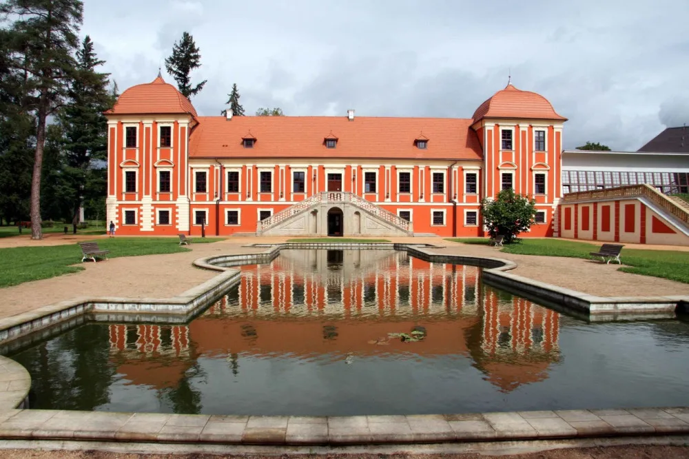 Městská knihovna Ostrov sídlí v Paláci princů.
