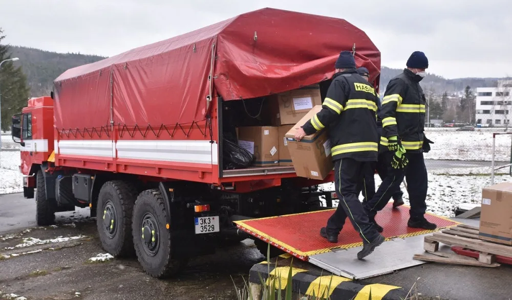 Krajští hasiči během čtvrtka rozvezou 105 tisíc antigenních testů pro školy